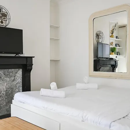 Bright And Cosy In Republique * Parijs