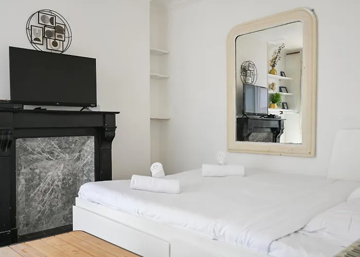 Bright And Cosy In Republique * 파리
